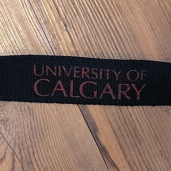 UNIVERSITY OF CALGARY Fabric Woven Belt with U OF C Coat of Arms Buckle - Picture 6 of 9